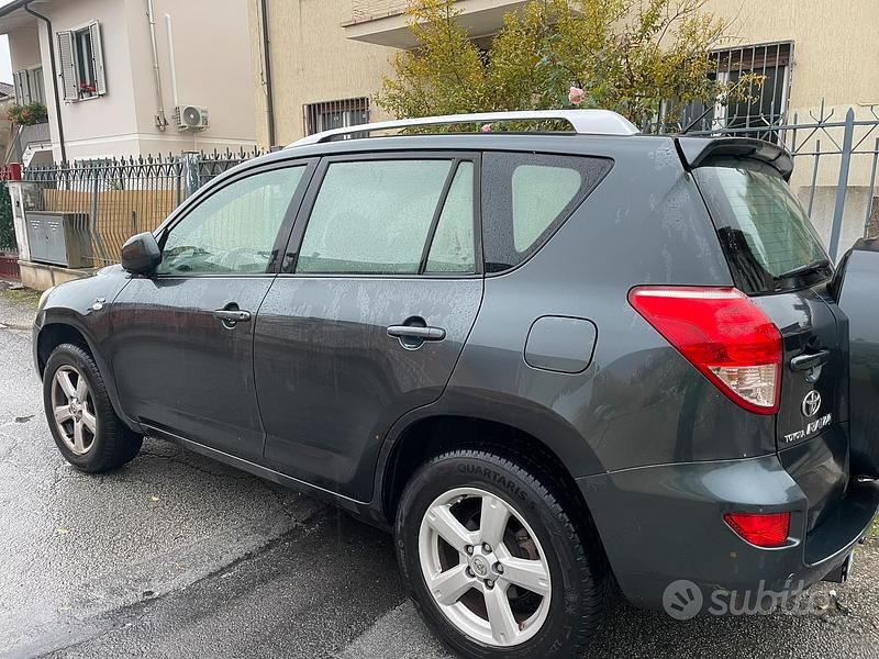 Grigio Usata 2008 Toyota RAV4 Tre volumi | 7400 € (Molto cara) - Immagine 1/4