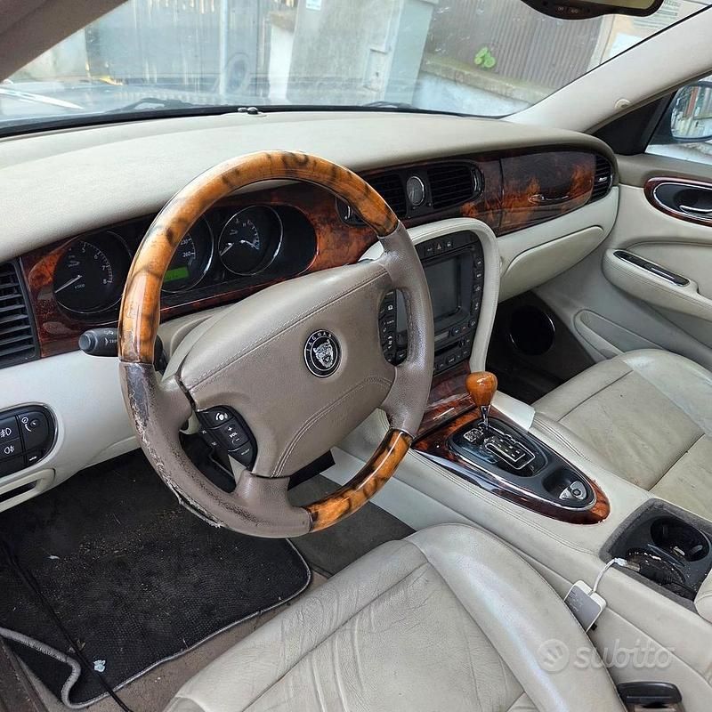 Usata Jaguar XJ8 2004 Grigio Berlina