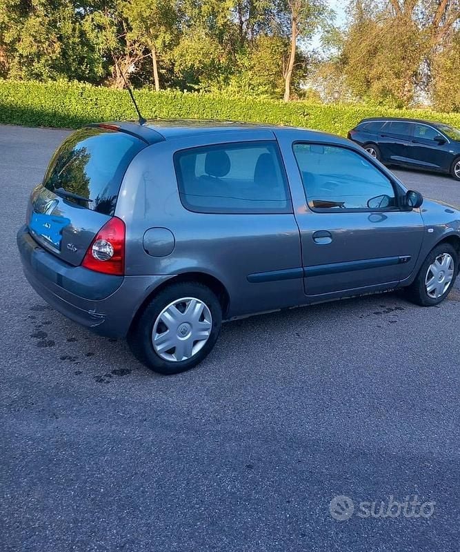 Usata Renault Clio II 58 CV (42 kW) 2003 Grigio Utilitaria