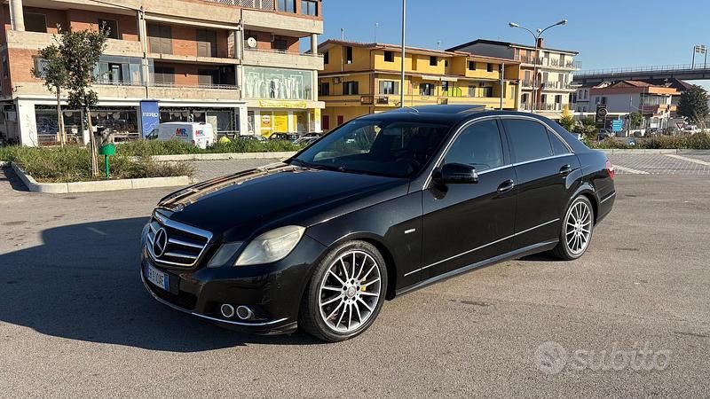 Nero Usata 2009 Mercedes E250 AMG Tre volumi | 7800 € (Buon prezzo) - Immagine 1/4