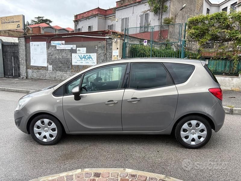 Usata Opel Meriva 100 CV (73 kW) 2011 Grigio Monovolume