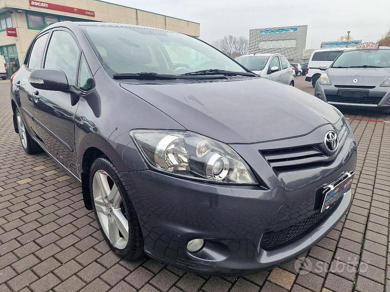 Usata Toyota Auris Lounge 132 CV (97 kW) 2010 Grigio Station wagon