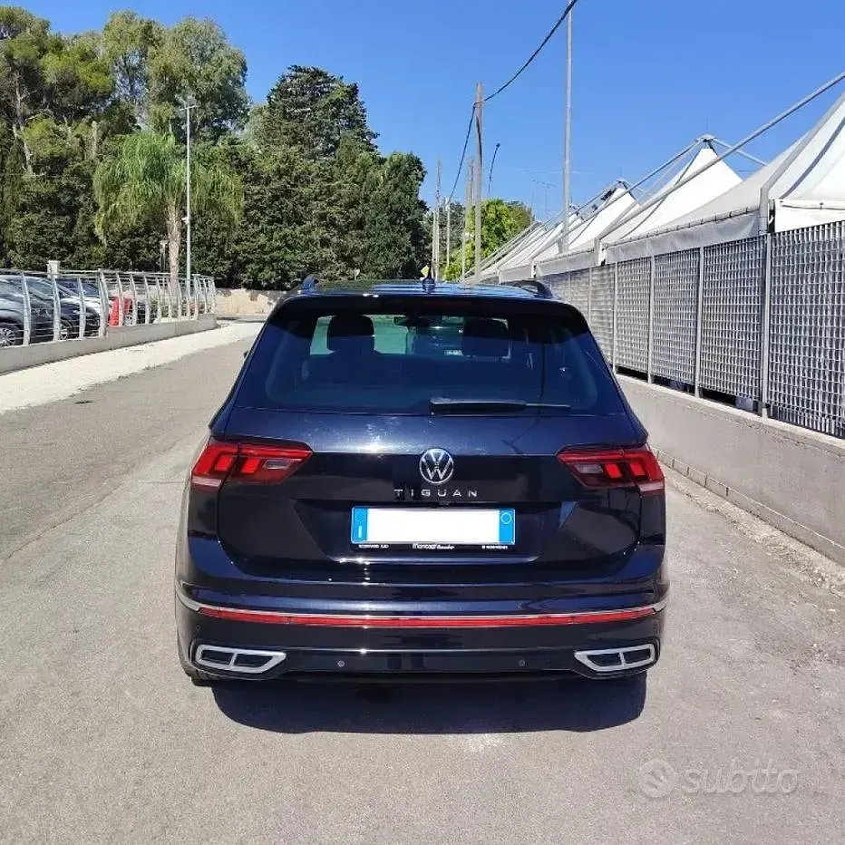 Usata VW Tiguan R-line 150 CV (110 kW) 2022 Nero SUV