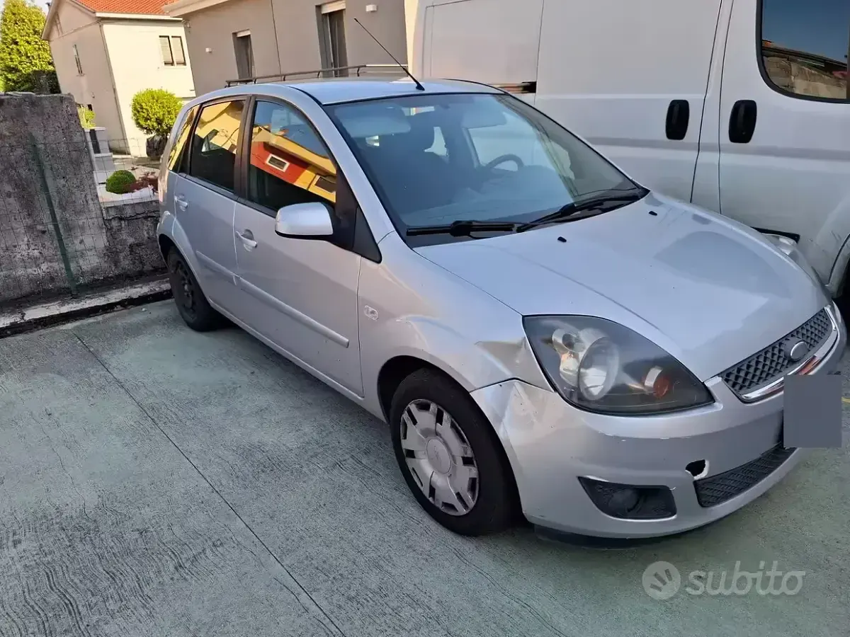 Usado Ford Fiesta 68 HP (50 kW) 2007 Cinzento Citadino