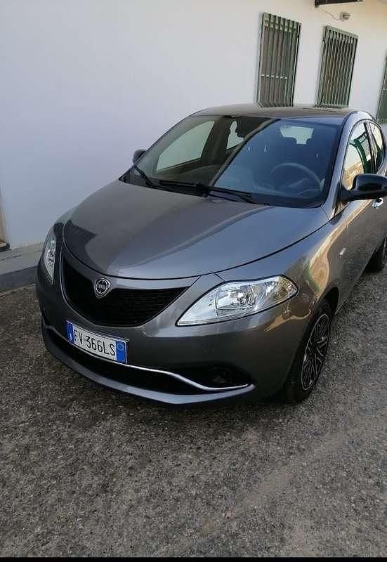 Usata Lancia Ypsilon Gold 69 CV (50 kW) 2019 Grigio Utilitaria