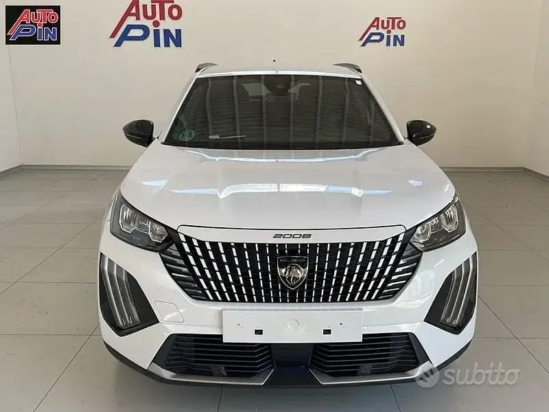 Usata Peugeot 2008 Allure 102 CV (75 kW) 2025 Bianco SUV