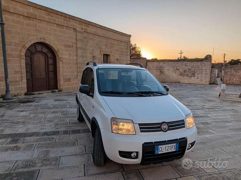 Usata Fiat Panda 4x4 Climbing 69 CV (50 kW) 2009 Bianco Utilitaria