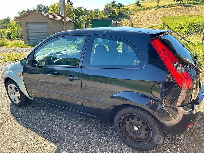 Usata Ford Fiesta 75 CV (55 kW) 2003 Grigio Utilitaria