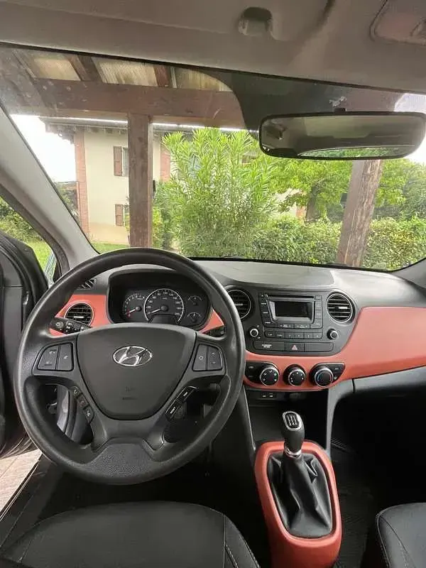 Usata Hyundai i10 Comfort 67 CV (49 kW) 2015 Grigio Utilitaria