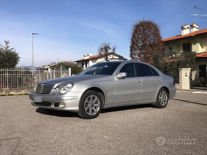 Usata Mercedes E270 177 CV (130 kW) 2002 Grigio Berlina