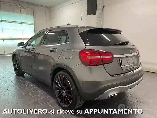 Usata Mercedes GLA180 122 CV (89 kW) 2017 Grigio SUV
