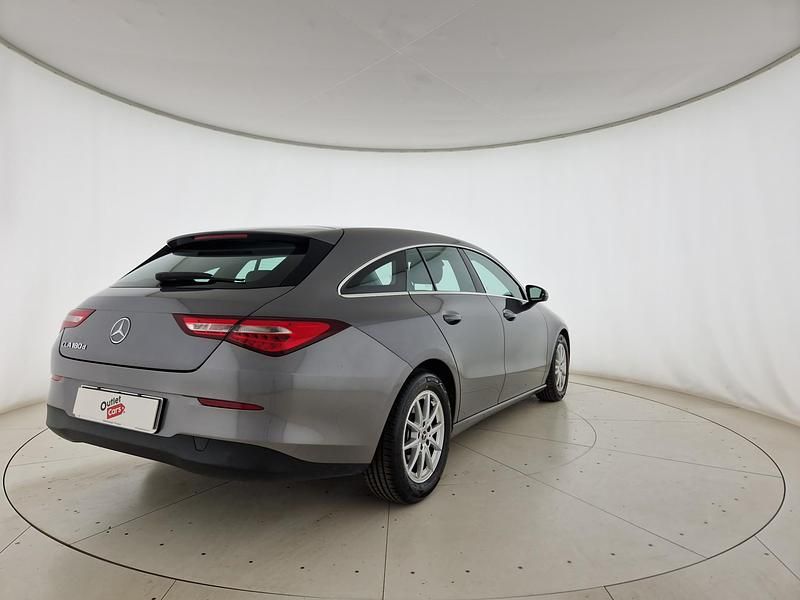 Usado Mercedes CLA180 Shooting Brake Executive 116 CV (85 kW) 2023 Gris Familiar