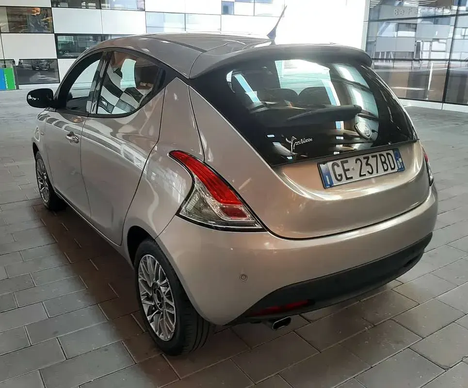 Usata Lancia Ypsilon Gold 69 CV (50 kW) 2014 Beige Utilitaria