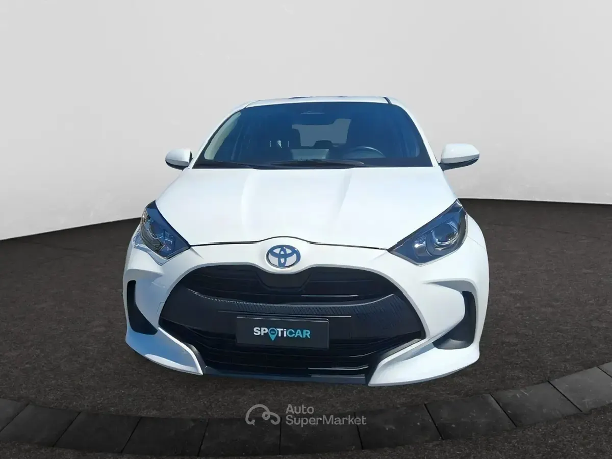 Usata Toyota Yaris Hybrid Active 92 CV (67 kW) 2024 Bianco Berlina