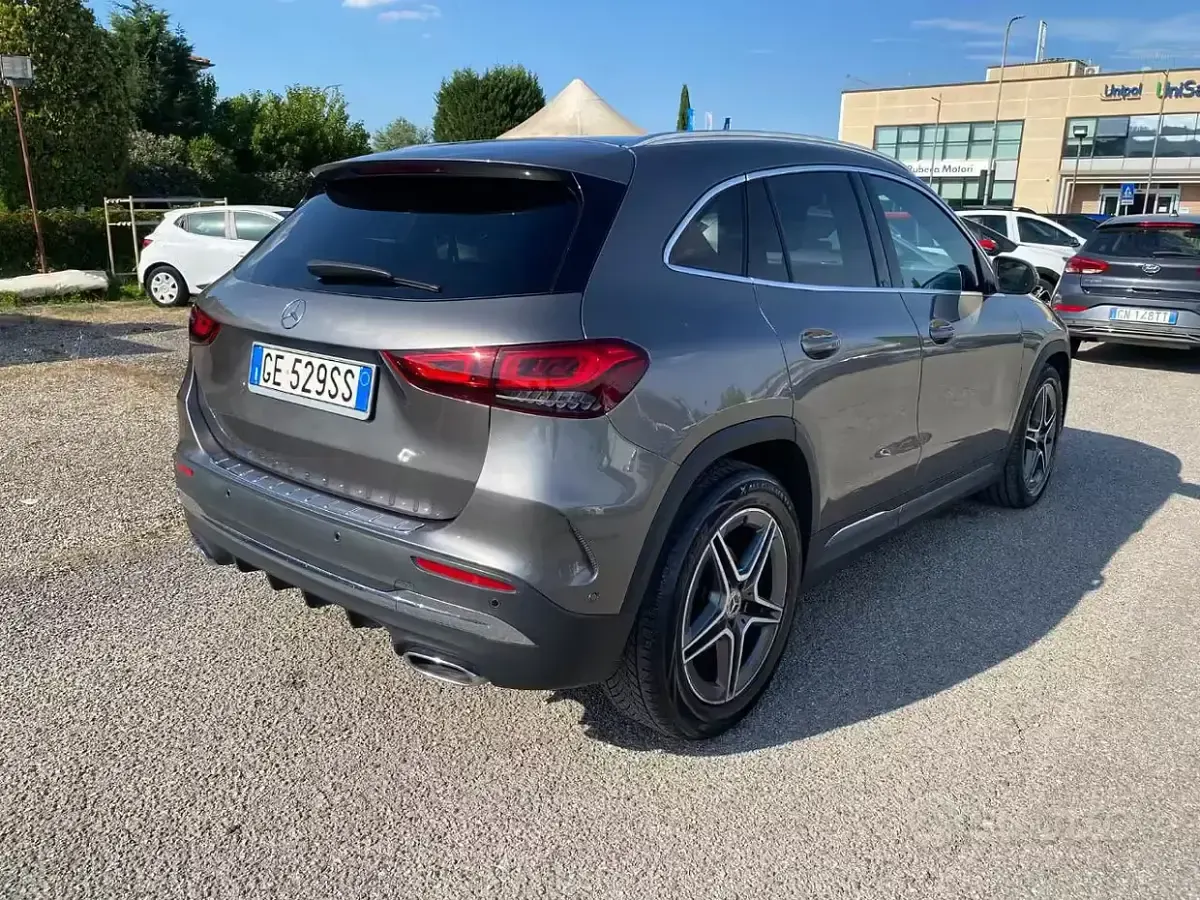 Usata Mercedes GLA200 AMG line 150 CV (110 kW) 2021 Grigio scuro SUV