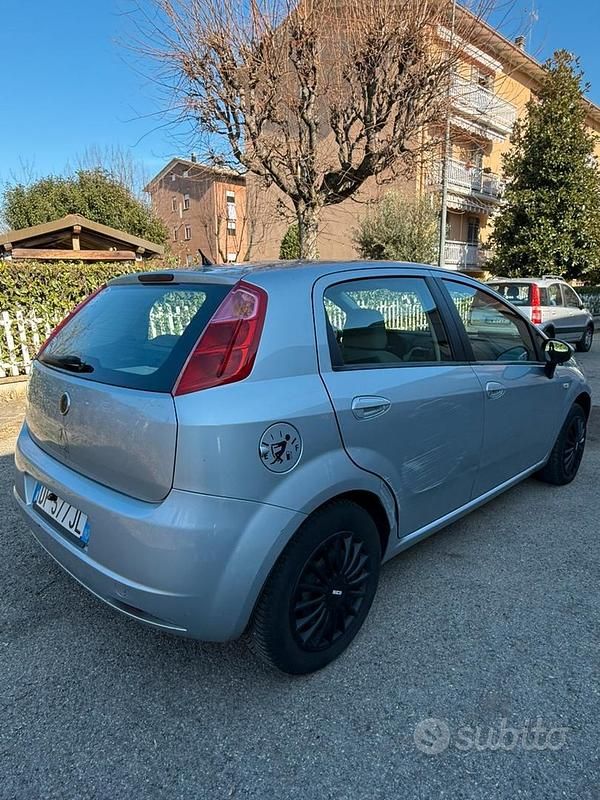 Usata Fiat Grande Punto 69 CV (50 kW) 2007 Grigio Utilitaria