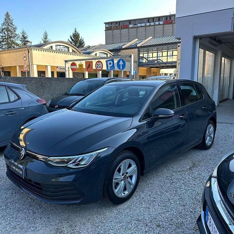 Usata VW Golf VIII Life 131 CV (96 kW) 2022 Grigio Berlina