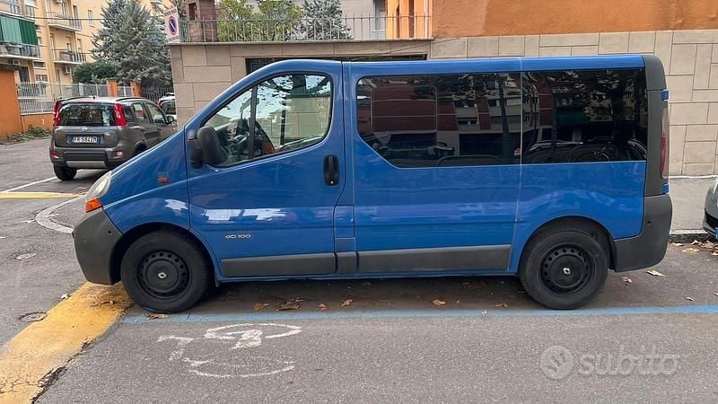 Blu Usata 2002 Renault Trafic Monovolume | 5800 € (Buon prezzo) - Immagine 1/4