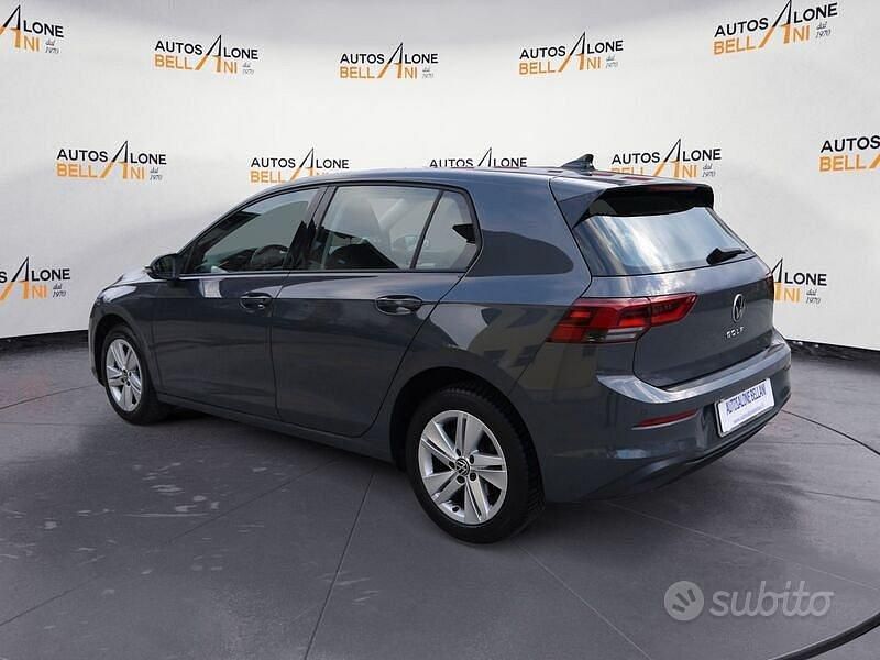 Usata VW Golf VIII Life 116 CV (85 kW) 2022 Gray Berlina