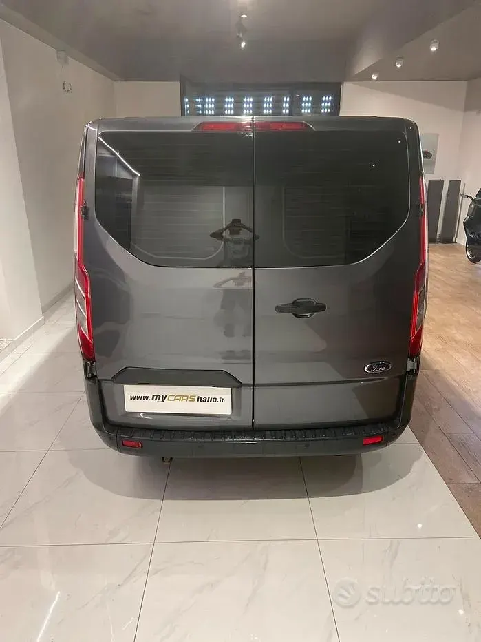 Usata Ford Tourneo Custom Trend 131 CV (96 kW) 2017 Grigio Furgone