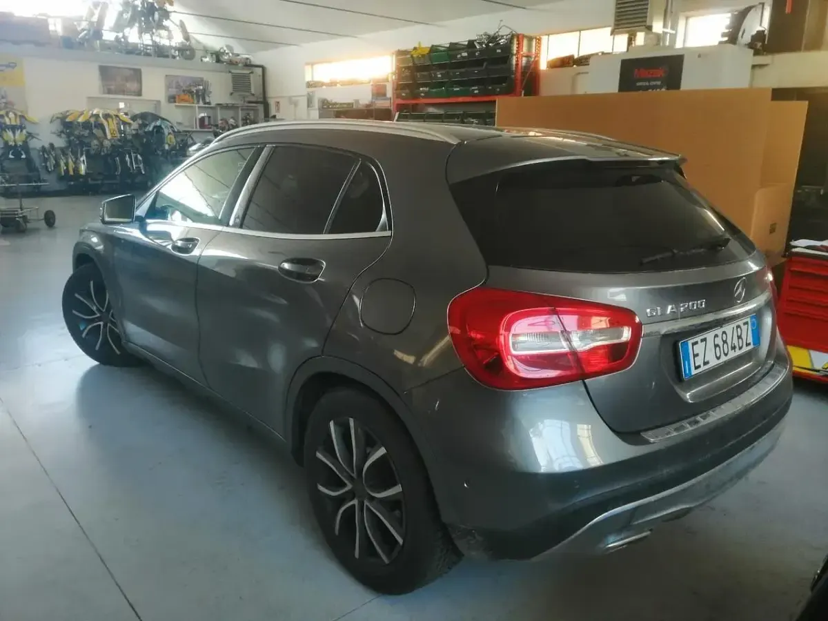 Usata Mercedes GLA200 135 CV (99 kW) 2015 Grigio SUV