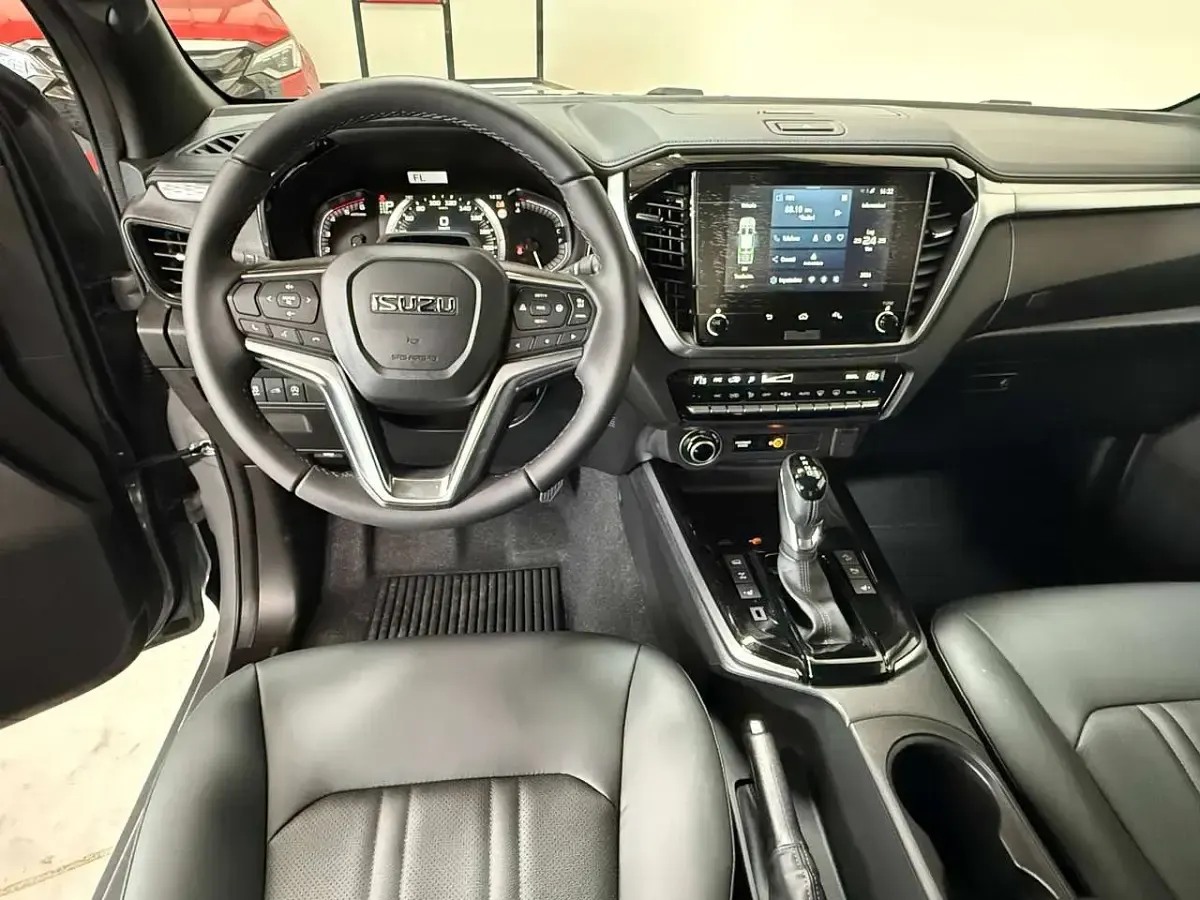 Nuova Isuzu D-Max 165 CV (121 kW) 2026 Kinabalu gray Pick-up
