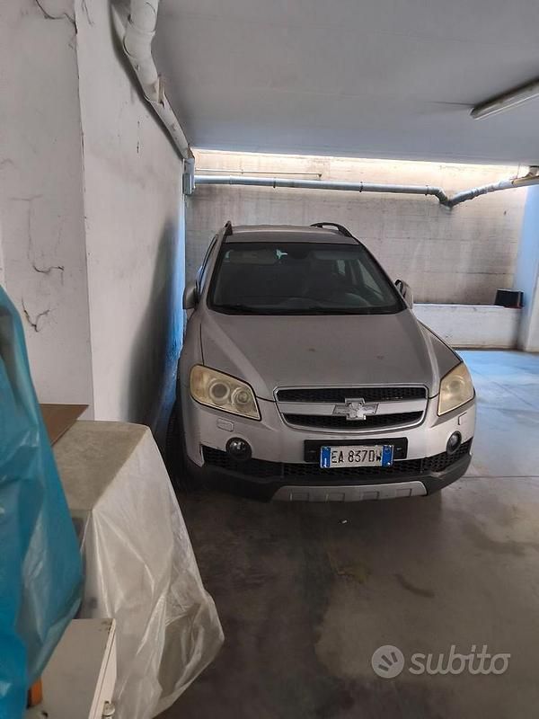 Grigio Usata 2010 Chevrolet Captiva SUV | 1500 € (Buon prezzo) - Immagine 1/2