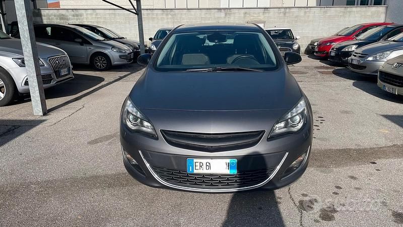 Usata Opel Astra Cosmo 110 CV (80 kW) 2013 Grigio Berlina
