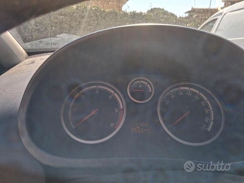 Usata Opel Corsa 75 CV (55 kW) 2006 Utilitaria