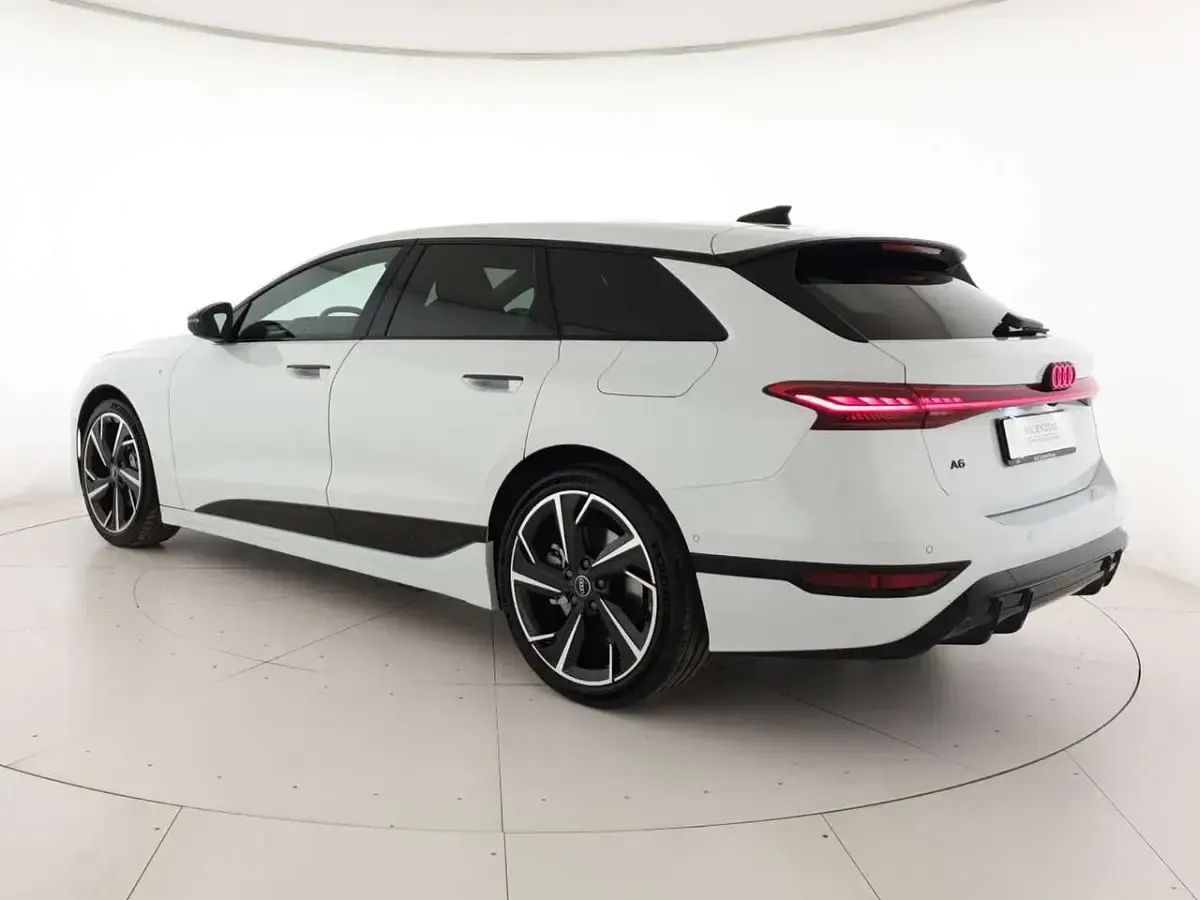 Nuova Audi A6 e-tron S-Line 280 kW (381 CV) 2026 Bianco ghiaccio metallizzato Station wagon