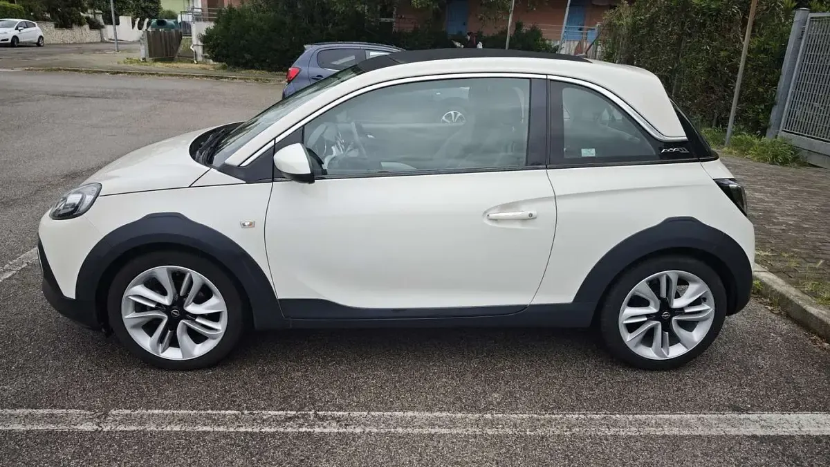 Usata Opel Adam Rocks 69 CV (50 kW) 2016 Bianco Utilitaria