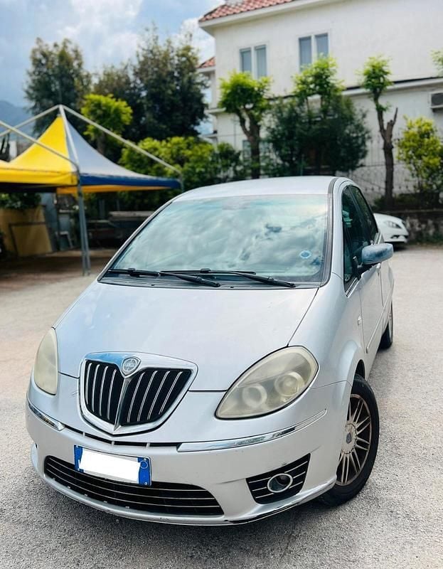 Usata Lancia Musa Platinum 95 CV (69 kW) 2011 Grigio Monovolume