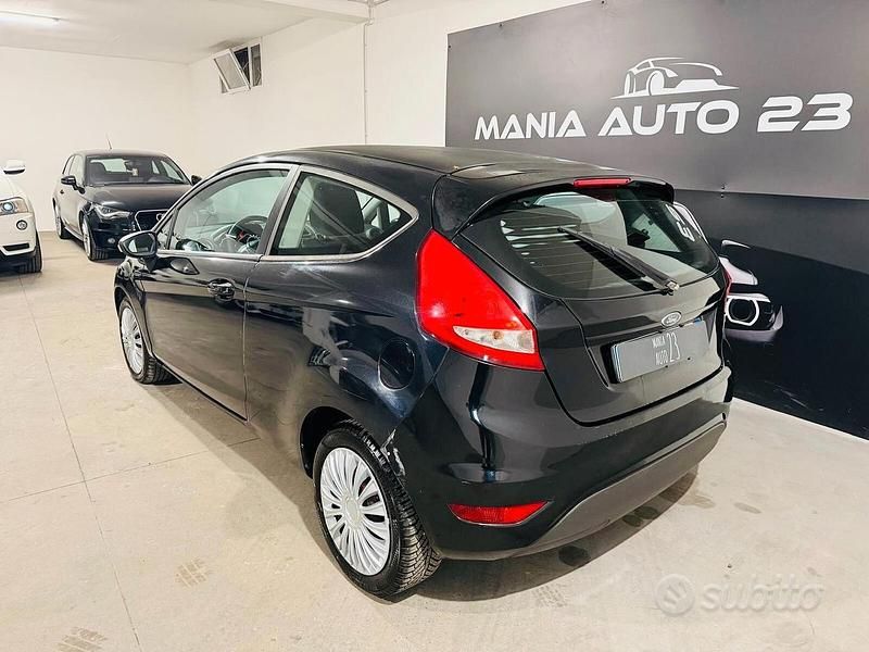 Usata Ford Fiesta 95 CV (69 kW) 2011 Nero Berlina
