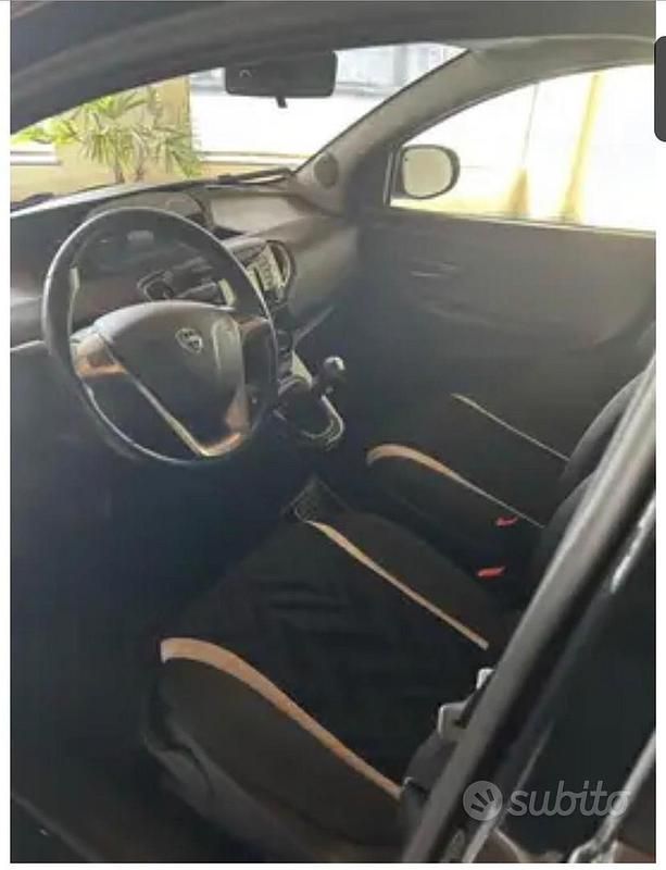 Usata Lancia Ypsilon Gold 69 CV (50 kW) 2018 Nero Utilitaria