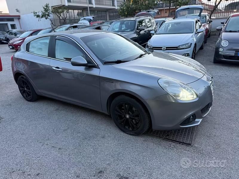 Usata Alfa Romeo Giulietta Distinctive 140 CV (102 kW) 2011 Grigio Utilitaria
