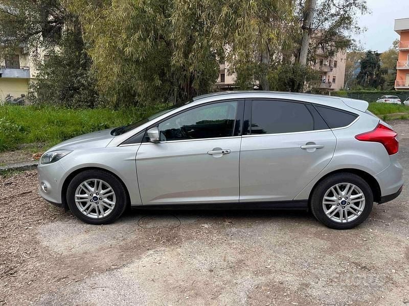 Begagnad Ford Focus Titanium 116 HK (85 kW) 2014 Grå Sedan