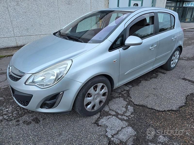 Grigio Usata 2013 Opel Corsa Edition Tre volumi | 3500 € (Super prezzo) - Immagine 1/4