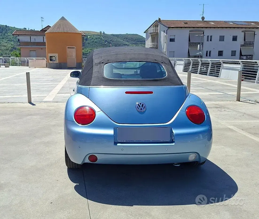Usata VW New Beetle 101 CV (74 kW) 2005 Bluazzurro Utilitaria