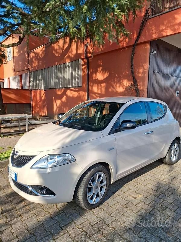 Usata Lancia Ypsilon Gold 95 CV (69 kW) 2016 Beige Utilitaria