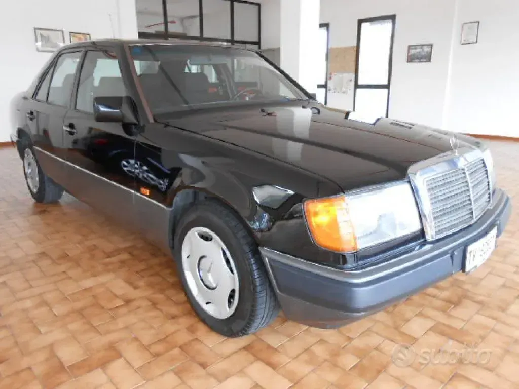 Usata Mercedes E200 118 CV (86 kW) 1992 Nero Berlina