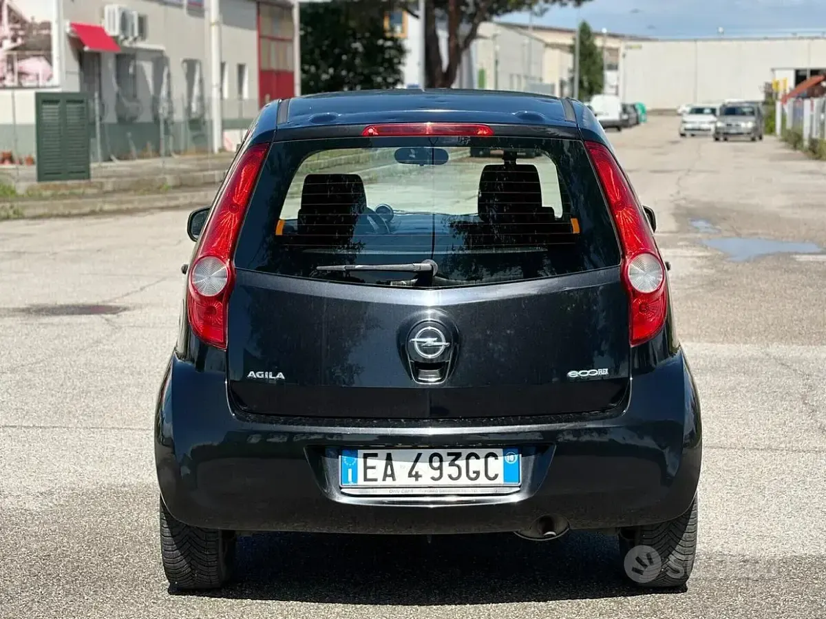 Usata Opel Agila 65 CV (47 kW) 2010 Nero Utilitaria