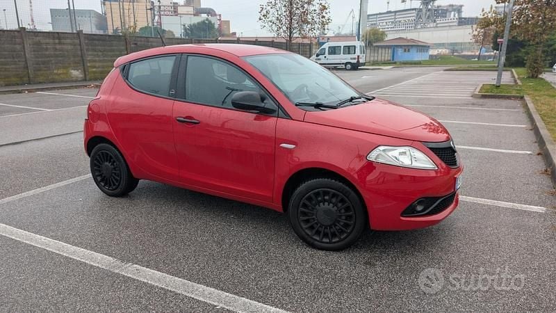 Usata Lancia Ypsilon Gold 69 CV (50 kW) 2020 Rosso Utilitaria