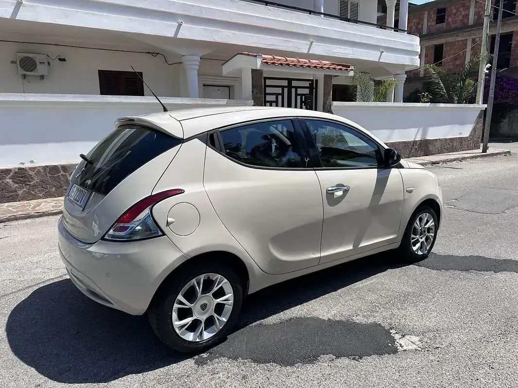 Usata Lancia Ypsilon Gold 95 CV (69 kW) 2016 Beige Utilitaria