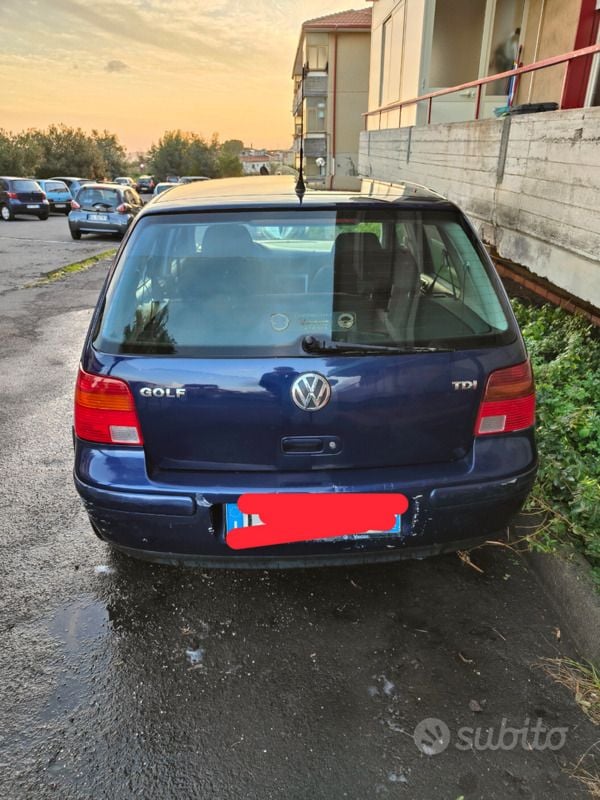 Blu Usata 2003 VW Golf IV Tre volumi | 1800 € (Buon prezzo) - Immagine 1/4