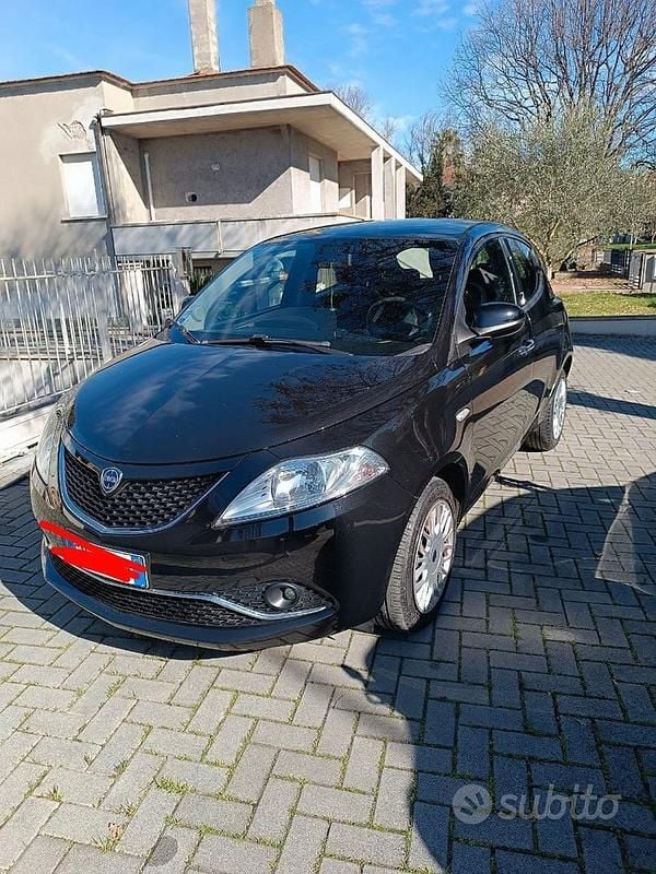 Usata Lancia Ypsilon 69 CV (50 kW) 2018 Nero Utilitaria