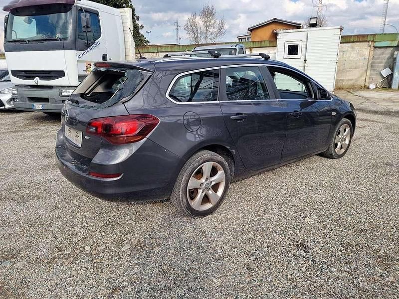 Usata Opel Astra Cosmo 110 CV (80 kW) 2011 Station wagon
