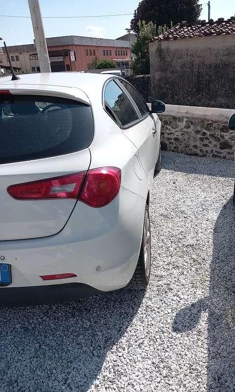 Usata Alfa Romeo Giulietta Distinctive 109 CV (80 kW) 2015 Bianco Utilitaria