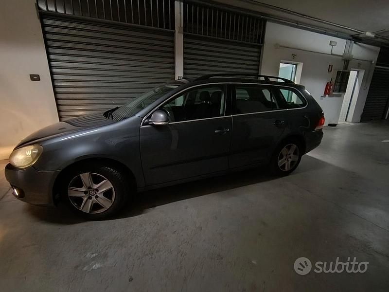 Grigio Usata 2010 VW Golf Station wagon | 2200 € (Buon prezzo) - Immagine 1/4