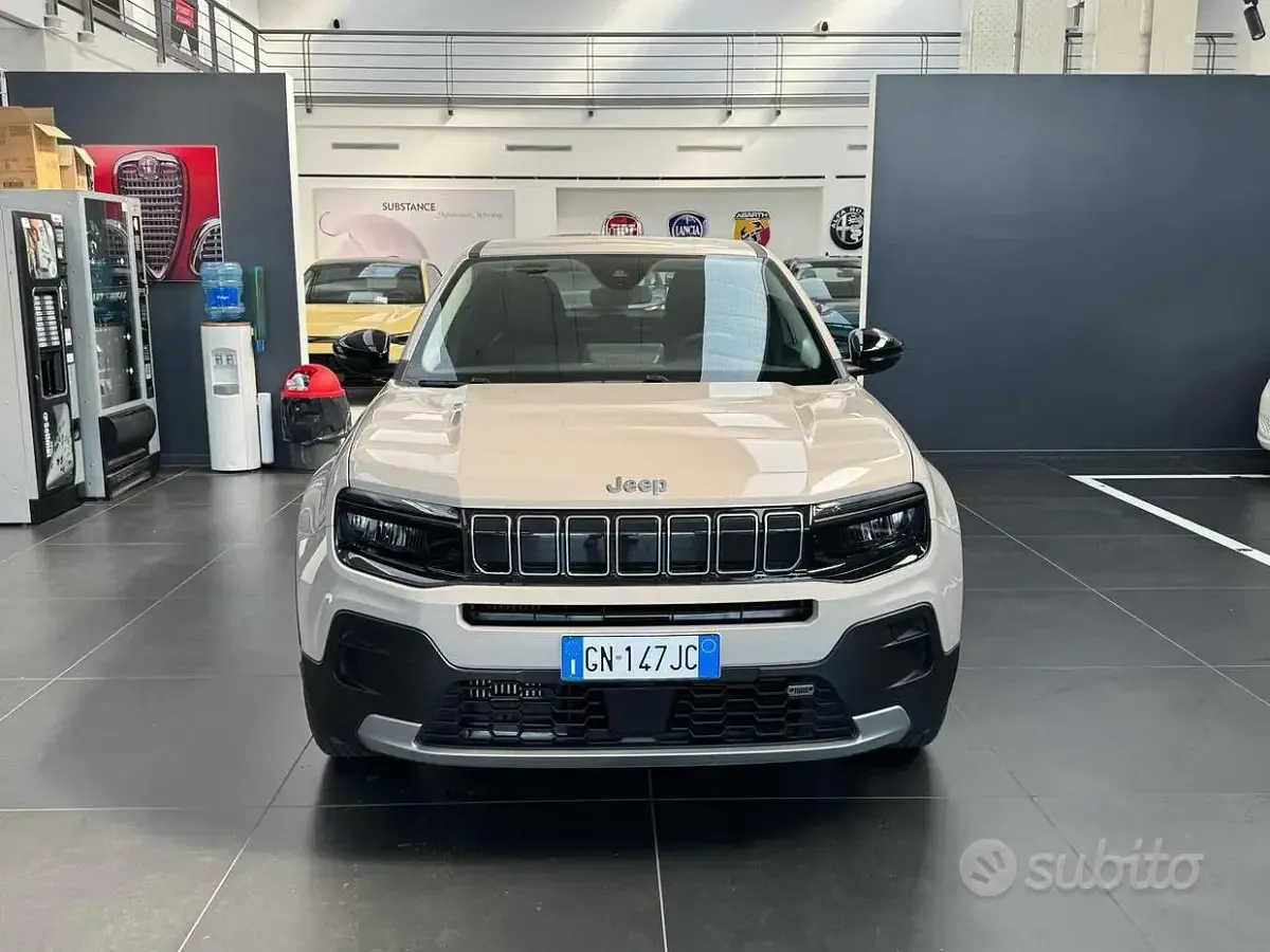Usata Jeep Avenger Altitude 101 CV (74 kW) 2023 Beige SUV