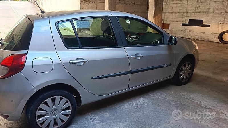 Usata Renault Clio II 54 CV (39 kW) 2011 Grigio Berlina